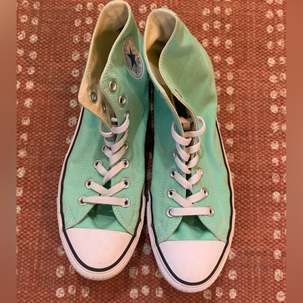 ** BARELY WORN mint green converse size 11 women’s
